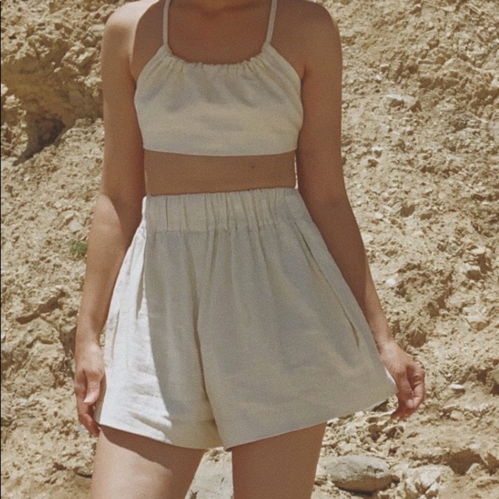 Linen high-waisted shorts